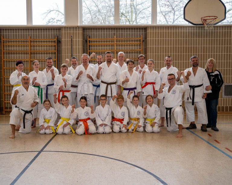 16 Karateka erringen neuen Kyu Grad.