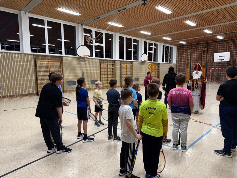 Der Nikolaus besucht die Tenniskinder